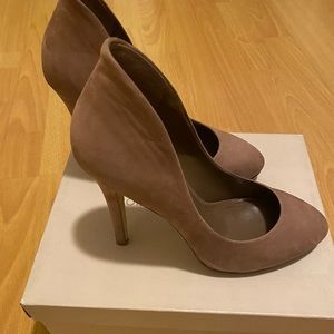 BCBG BEIGE HEELS
